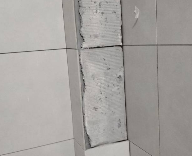 建邺瓷砖空鼓维修公司分享下瓷砖施工前基层浇水润湿程度不足，可能导致以下问题